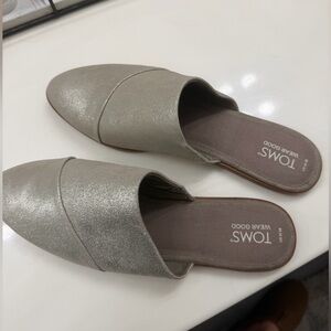 TOMS Women's Shimmering Silver Mules
